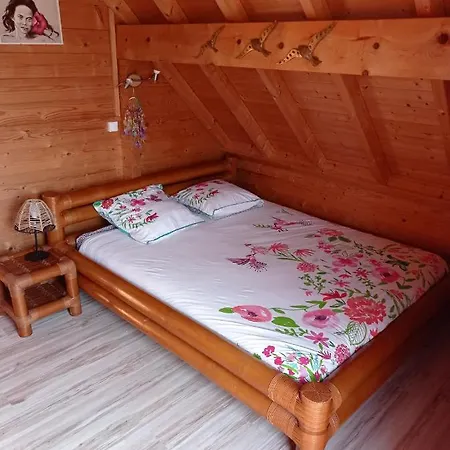 بيت للعطل Familial En Bois A 150 M De La *